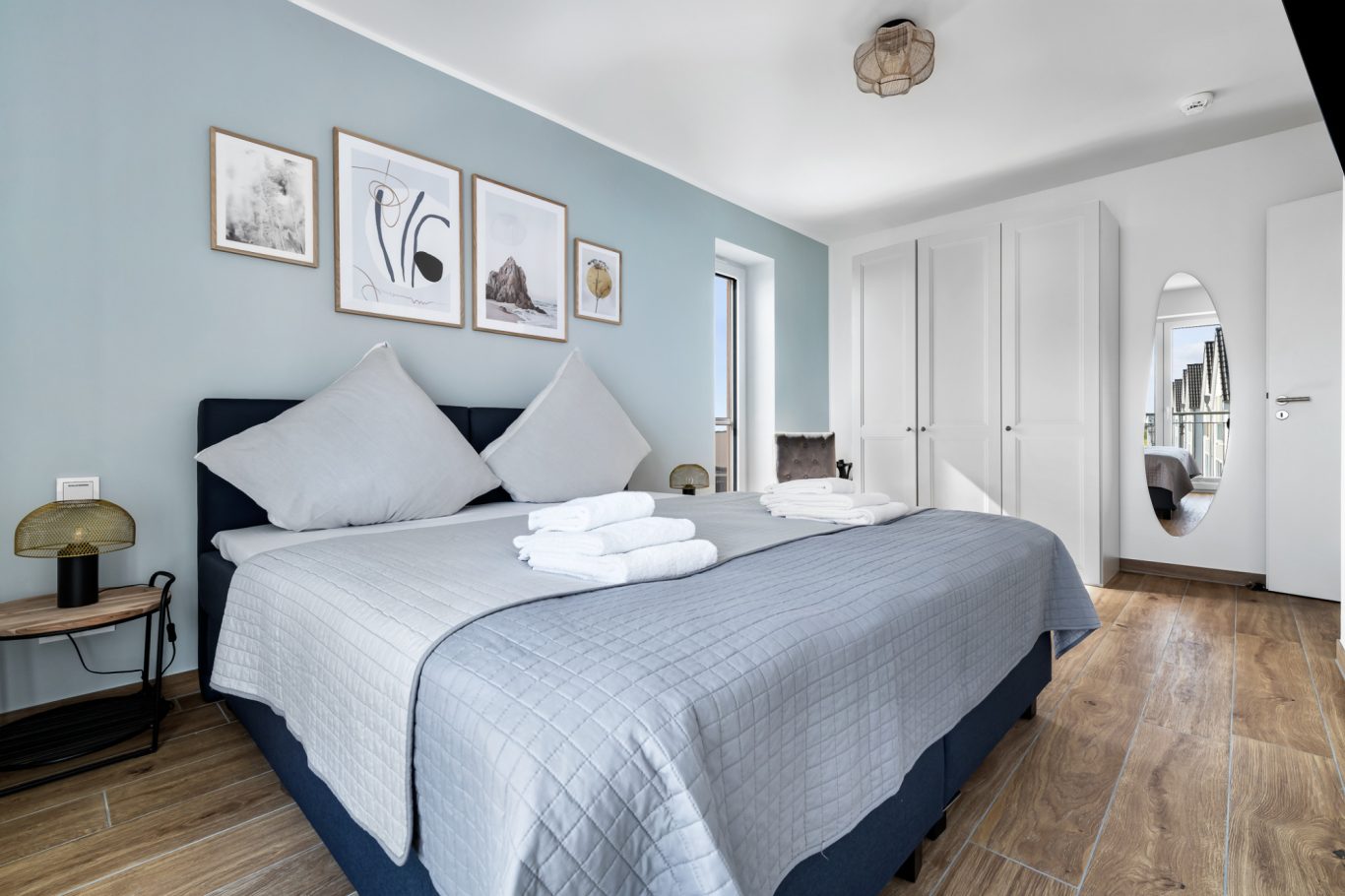 Schlafzimmer 1 mit Verdunkelungsmöglichkeit, Smart TV