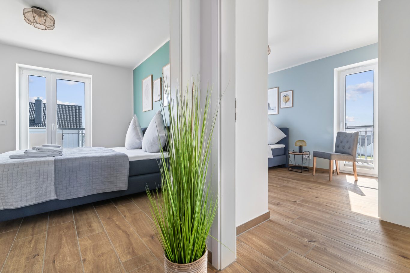 Zwei Schlafzimmer mit Boxspring Betten