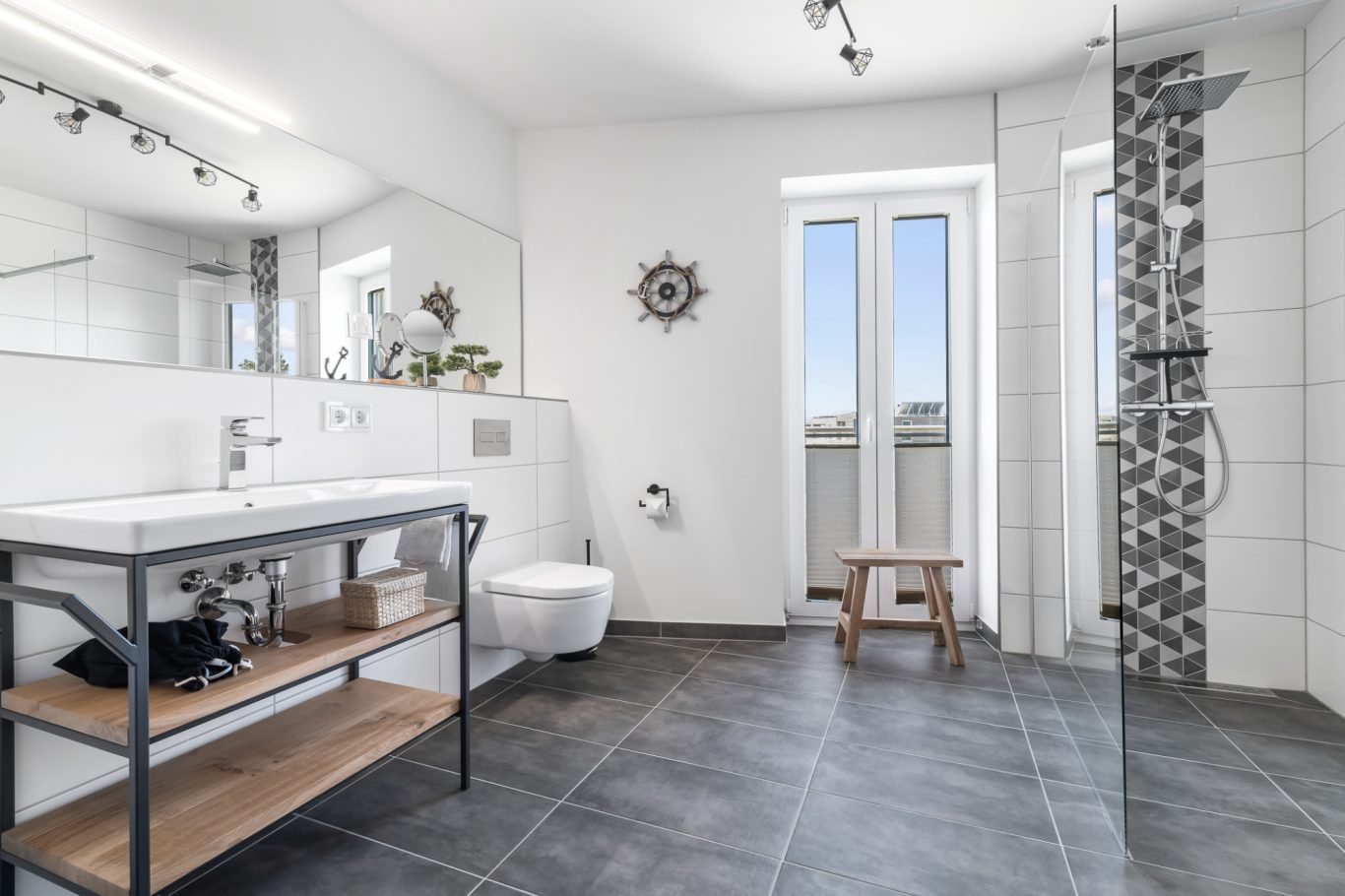 Komfortables und großzügiges Bad mit bodengleicher Regendusche