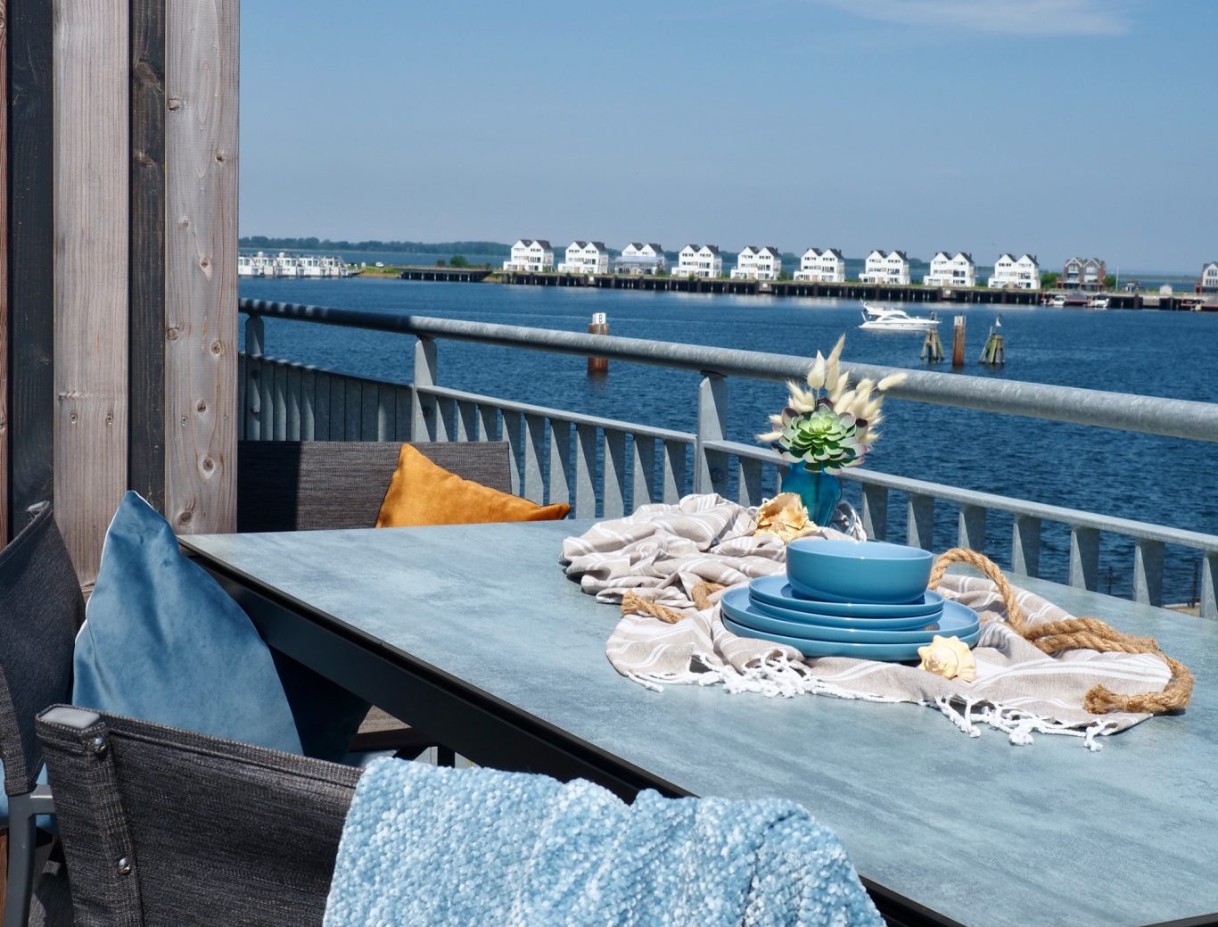 Esstisch auf dem Balkon Bequeme Gartenmöbel auf dem Balkon