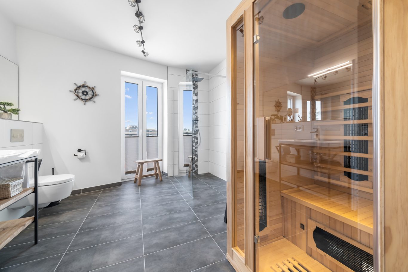 Bad mit Sauna und bodengleicher Regendusche