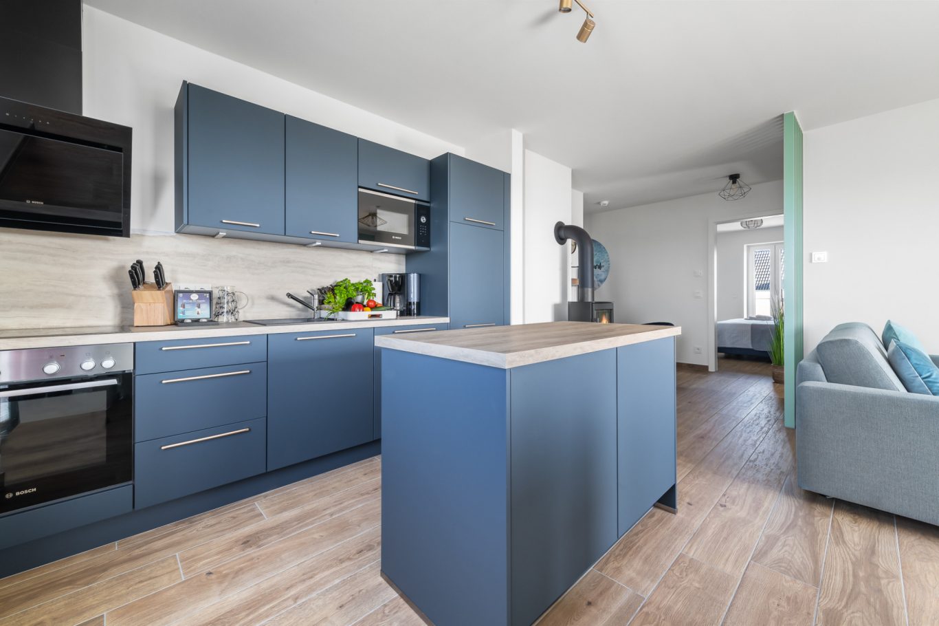 Voll ausgestattete Küche mit Kücheninsel